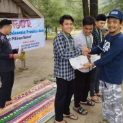 Sekretaris Dewan Dakwah Aceh, Zulfikar SE MSi menyerahkan medali dan piagam kepada pemenang kegiatan ADI Fair 2023 di Pantai Penyu 2, Lhok Nga, Aceh Besar.