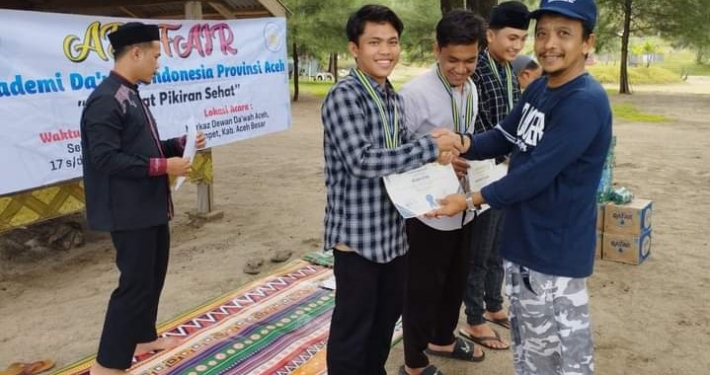 Sekretaris Dewan Dakwah Aceh, Zulfikar SE MSi menyerahkan medali dan piagam kepada pemenang kegiatan ADI Fair 2023 di Pantai Penyu 2, Lhok Nga, Aceh Besar.